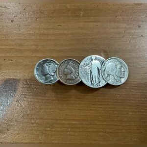 Men Vintage, 4 American coins on tie clip antique excellent preowned conditions.